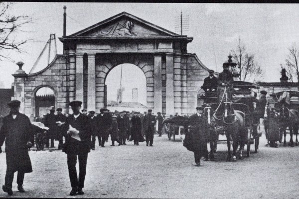 Unicorn Gate, 1900